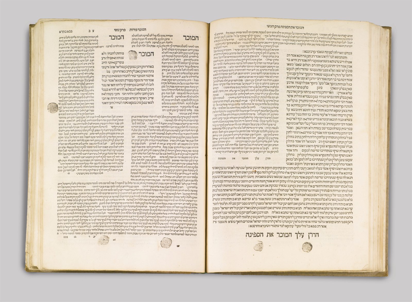 דף גמרא פתוח בכרך עתיק